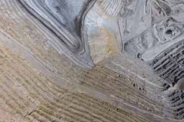 Büyük bir açık maden tezgahının havadan görünüşü