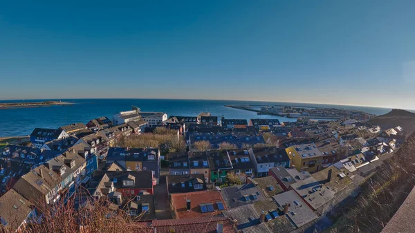 Sahil kıyısında ahşap yapılar olan bir apartman dairesi manzarası