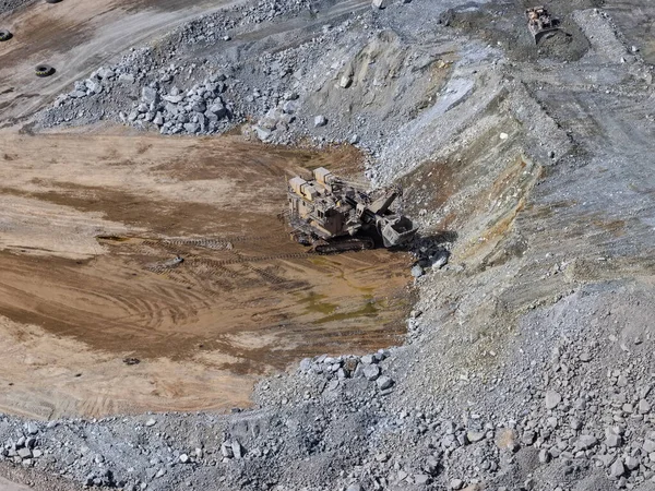 Dev kazıcılarla maden kamyonlarına maden çıkarma ve yükleme işlemi