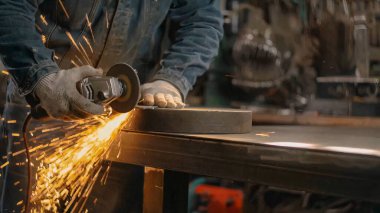 Elektrikli aletleri kullanarak elementlerin parlatılması ve öğütülmesi ile metal yapı üretim süreci