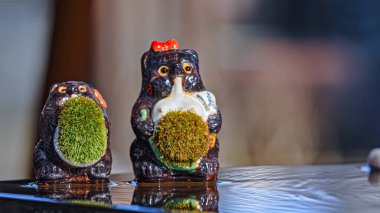 Hayvan şeklinde kil saksıları yapma süreci