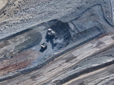 Dev kazıcılarla maden kamyonlarına maden çıkarma ve yükleme işlemi