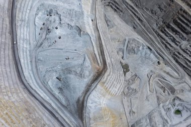 Altın ve gümüş minerallerinin sömürülmesi ve çıkarılması sürecindeki bir madenin panoramik görünümü