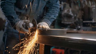 Öğütücüler ve açı öğütücüleri gibi elektrikli aletler kullanarak çelik öğütme ve değirmenleme işlemi