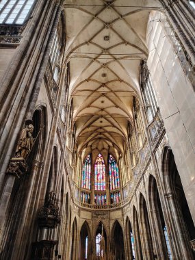 Muazzam kemerleri ve Gotik mimarisi olan bir Katolik tapınağının iç görünüşü.