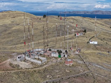 Birçok telekomünikasyon ve radyo antenli bir dağın havadan görünüşü