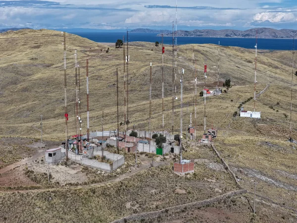 Birçok telekomünikasyon ve radyo antenli bir dağın havadan görünüşü