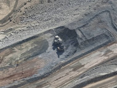 Altın ve gümüş minerallerinin sömürülmesi ve çıkarılması sürecindeki bir madenin panoramik görünümü