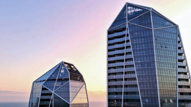 Çift camlı cam panel ile bina cephesi görüntüsü bitirir