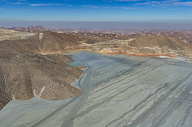 Madencilik barajının panoramik görüntüsü. Konsolidasyon sürecinde büyük bir rezervuar var.