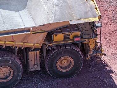 Mineral naklinden önce kontrol ve teftişten geçen büyük bir Caex