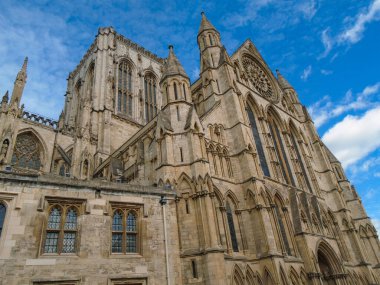 Gotik mimarisi olan bir Hristiyan tapınağının taş cephesinin panoramik görüntüsü