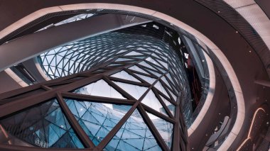 Çift katlı cam pencereli bir binanın iç görünümü