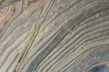 Bankları ve ana maden yolları olan açık maden ocağı manzarası