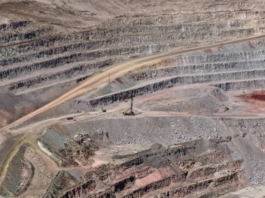 Ağır makineler kullanarak bir açık maden ocağında sondaj ve patlama işlemi