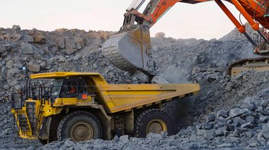 Ağır madencilik makineleri kullanılarak kaya çıkarma ve yükleme işlemi