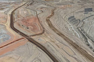 Yollara su püskürtmek için su tankerleri kullanarak maden yollarında toz kontrolü yapılıyor.