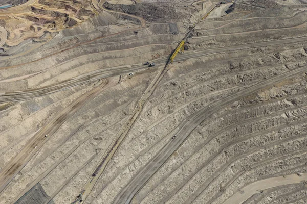 Açık maden ocağının dibindeki mineral taşıma bantlarının hava görüntüsü