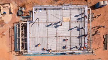 Ev inşaatında çatı levhaları için prefabrik beton paneller kurulumu