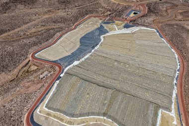 Büyük ölçekli bir madende altın elde etmek için bir mineral sızıntısı rampasının havadan görünüşü