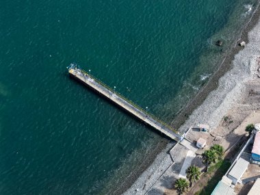 Küçük bir balıkçı iskelesinin panoramik manzarası.