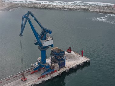 Tahıl yükleme ve boşaltma için büyük bir STS rıhtım kenarı vinç görüntüsü