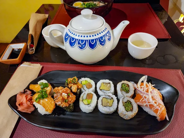 Japon restoranında bir tabak uramaki suşi ve ramen çorbası.