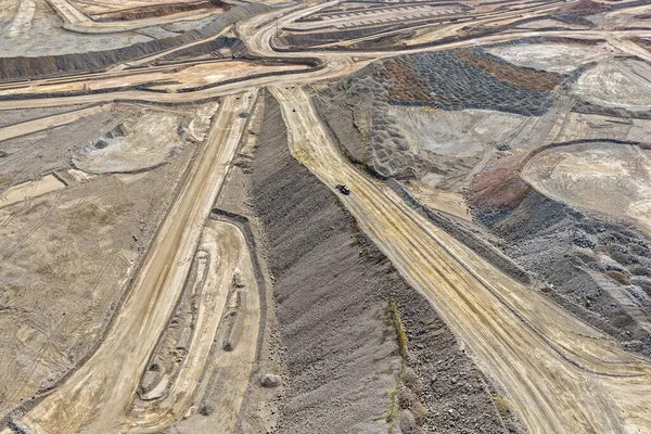 Mineraller ve maden atıklarının taşınması için devasa maden yollarının panoramik görüntüsü