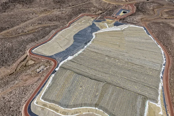 Büyük ölçekli bir madende altın elde etmek için bir mineral sızıntısı rampasının havadan görünüşü