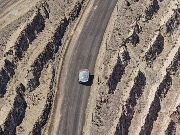 Maden ocağından maden ocağına giden CAEX kamyonlarıyla maden taşıma işlemi