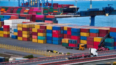 Küresel ticaret için konteynırları yükleme ve boşaltma için bir port terminalinin görünümü