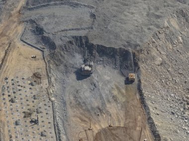 Sondaj, patlama, çıkarma ve altın cevheri yüklemeyi içeren açık maden işlemleri