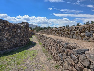 Yetkililer tarafından korunmakta olan İnka döneminden kalma taş bir kalenin yıkıntılarının manzarası.