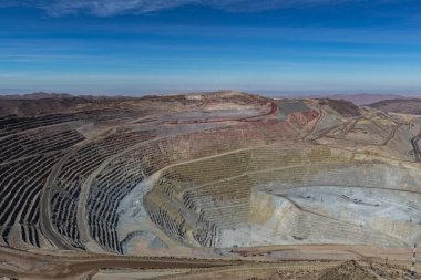 Yüzlerce tezgah ve maden yolu olan devasa bir açık maden ocağının panoramik manzarası.