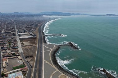 Deniz kenti ve sisli otoyolu olan bir okyanus körfezi manzarası..