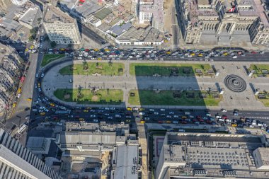 Araç trafiğine doymuş caddelerin hava görüntüsü.