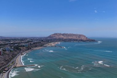 Birçok bahçesi olan deniz kenarındaki uçurumlardan şehrin havadan görünüşü