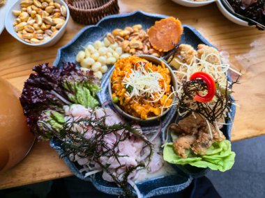 Kızarmış balık ve deniz ürünleri pilavlı üçlü balık ceviche ile tipik Peru yemeği manzarası