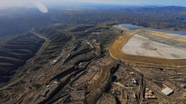 Maden işleme tesisi, kamp, ped ve kuyruk barajı gibi madencilik bileşenlerinin hava görüntüsü