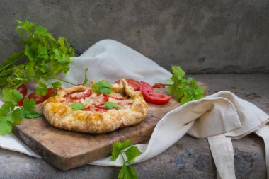 Domates ve peynir ile Fransız bisküvi