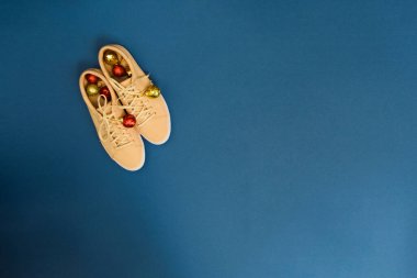 Kış zamanı için yaratıcı bir zemin. Bej ayakkabılı ve süslemeli ayakkabı mağazası.