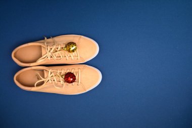 Kış zamanı için yaratıcı bir zemin. Bej ayakkabılı ve süslemeli ayakkabı mağazası.