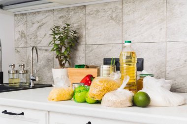 Masada farklı yemekler olan mutfağın bir parçası. Hayırseverlik konsepti. Yemek sepeti.