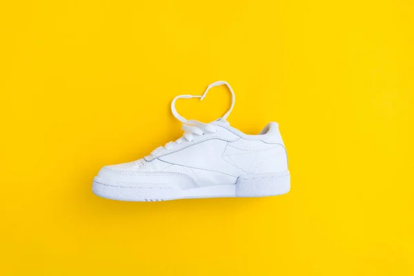 Liefde Voor Sport Concept Met Vrouwelijke Stijlvolle Witte Casual Sneakers — Stockfoto