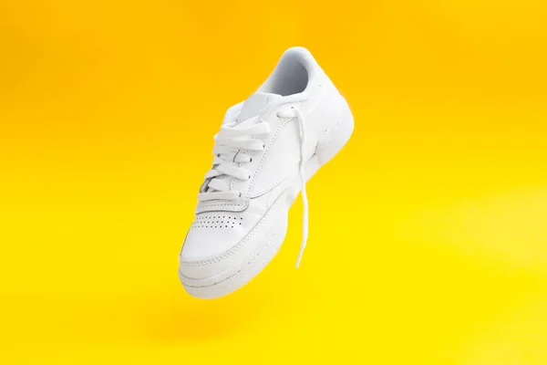 Stijlvolle Witte Casual Sneakers Voor Dames Gele Achtergrond Een Mode — Stockfoto