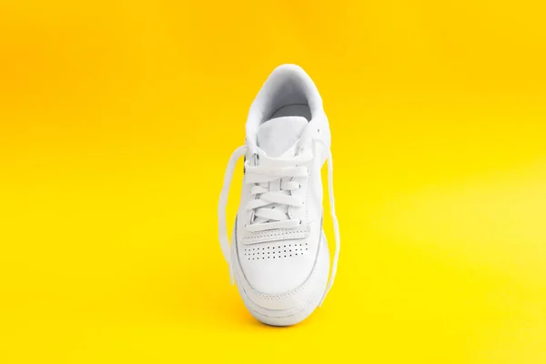 Een Stijlvolle Witte Casual Sneaker Voor Dames Een Gele Achtergrond — Stockfoto