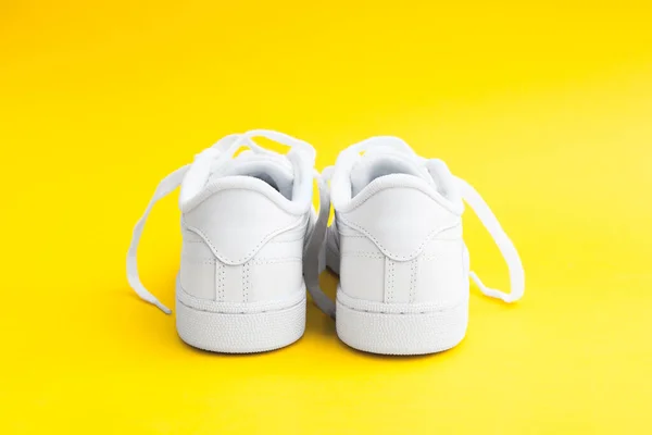 Stijlvolle Witte Casual Sneakers Voor Dames Gele Achtergrond Hielteller Van — Stockfoto