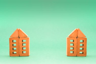 Yeşil arka planda minyatür Brick Block oyuncak evi