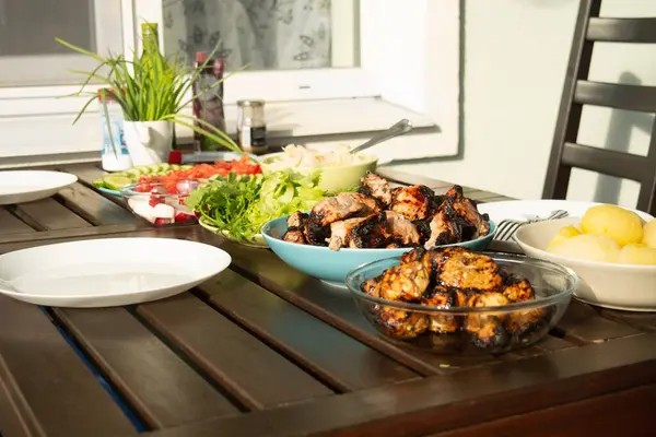 Barbekülü piknik ve yaz mevsiminde taze sebzeler.