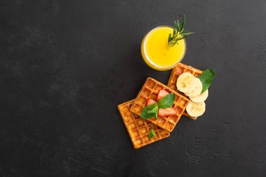 Çilekli Belçika waffle 'ı, naneli muz ve taze meyve suyuyla bal.